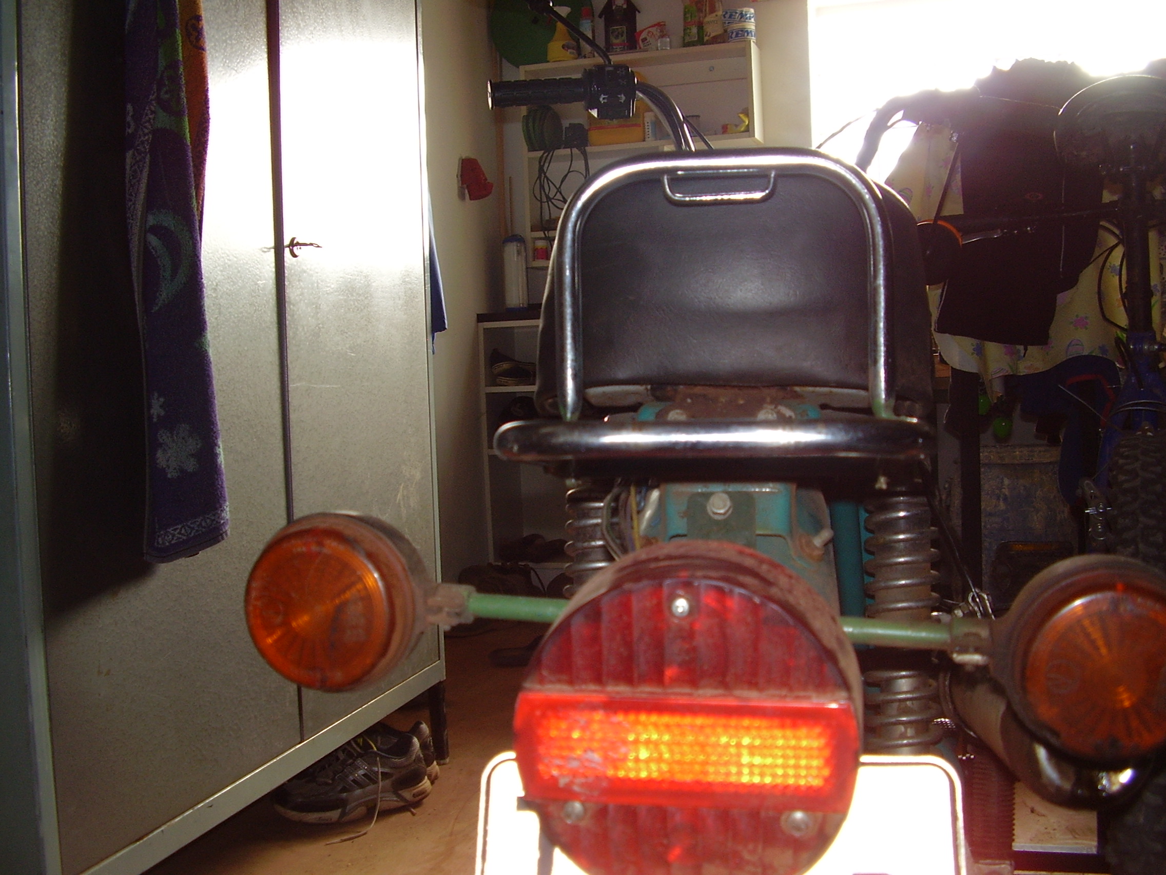 Simson ze zadu světlo a blinkry.JPG
